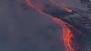 lahar panas menyembur dari Gunung Etna dekat Catania, Sisilia, Italia, Selasa (16/2/2021). Gunung Etna merupakan gunung berapi tertinggi dan teraktif di Eropa. AP Photo/Salvatore Allegra)