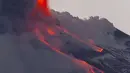 lahar panas menyembur dari Gunung Etna dekat Catania, Sisilia, Italia, Selasa (16/2/2021). Gunung Etna merupakan gunung berapi tertinggi dan teraktif di Eropa. AP Photo/Salvatore Allegra)