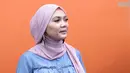 Presenter Rina Nose mengaku sudah move on setelah hubungannya dengan penyanyi asal Brunei Darussalam, Fakhrur Razi kandas. Ia kini mengaku tengah jatuh cinta dengan seorang pria yang tak mau disebutkan. (Deki Prayoga/Bintang.com)