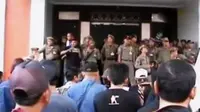 Massa sejumlah Ormas di Kota Bekasi berunjuk rasa meminta Ketua DPRD Bekasi melaporkan penghinaan Ahok.