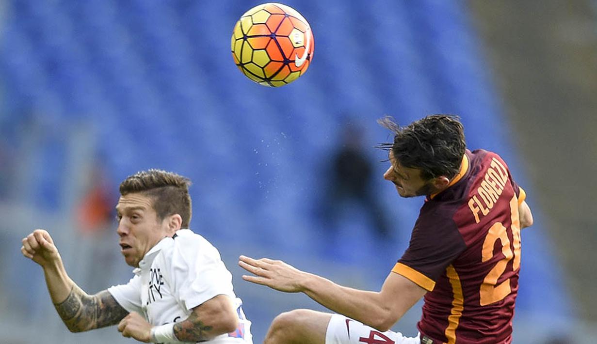 Gelandang AS Roma, Alessandro Florenzi, duel udara dengan pemain Atalanta, Alejandro Gomez  pada laga Serie A di Stadion Olimpico, Italia, Minggu (29/11/2015). (AFP Photo/Andreas Solaro)