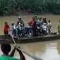 Sekali menyeberang, rakit ini hanya bisa mengangkut maksimal 4 sepeda motor. 