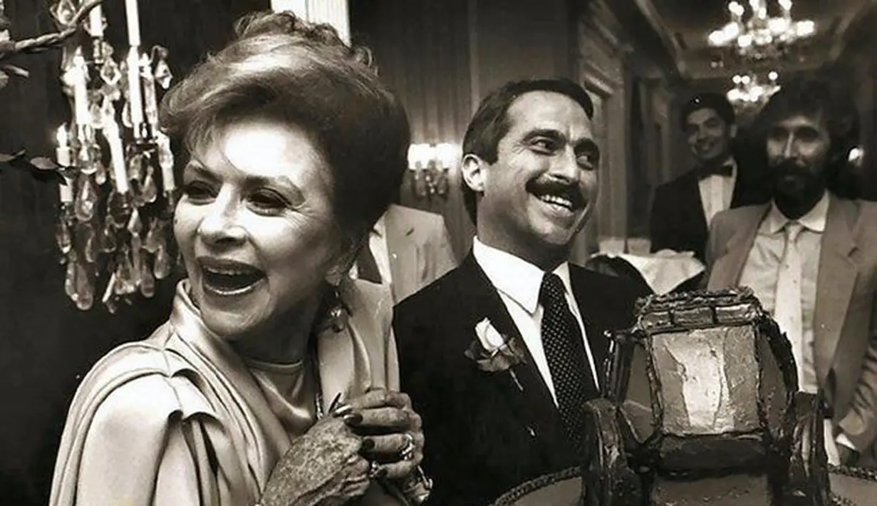 Suami Amanda Blake, Mark Spaeth adalah seorang gay. Ia meniggal karena AIDS pada tahun 1985. Amanda pun meninggal 4 tahun kemudian karena penyakit yang sama. (Ranker)