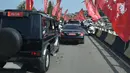 Iring-iringan rombongan kendaraan Presiden Joko Widodo yang terjebak macet saat menuju lokasi upacara HUT ke-72 TNI di Pelabuhan Indah Kiat, Banten (5/10). (Liputan6.com/Pool/Agus Suparto)