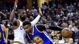 Pemain Warriors, Leandro Barbosa #19 mencoba melewati hadangan pemain Cavaliers, Kyrie Irving #2 pada game ke-6 Final NBA di Quicken Loans Arena, Jumat (17/6/2016) WIB. Cavs menang 115-101. (Mandatory Credit: Bob Donnan-USA TODAY Sports)