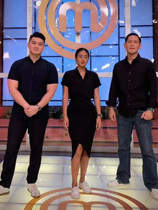 Penampilan semi-kasual ala Chef Renatta bisa menjadi inspirasi, dengan memadukan kemeja polos berlengan pendek, dengan rok lilit selutut, dan sepatu sneakers kesayanganmu. Foto: Instagram.