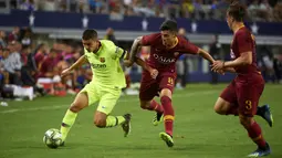 Gelandang Barcelona, Sergio Palencia, berusaha melewati gelandang AS Roma, Diego Perotti, pada laga International Championship Cup di Stadion AT&T, Texas, Selasa (31/7/2018). AS Roma menang 4-2 atas Barcelona. (AFP/Cooper Neill)