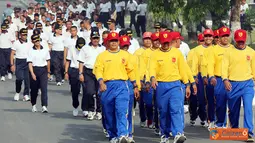 Citizen6, Surabaya: Komandan Pasmar-1 Brigadir Jenderal TNI (Mar) R. Gatot Suprapto melaksanakan jalan sehat bersama seluruh prajurit Pasmar-1 di Trian Sutedi Senaputra Karangpilang Surabaya, Jumat (02/11). (Pengirim: Diyat Akmal Thahar). 