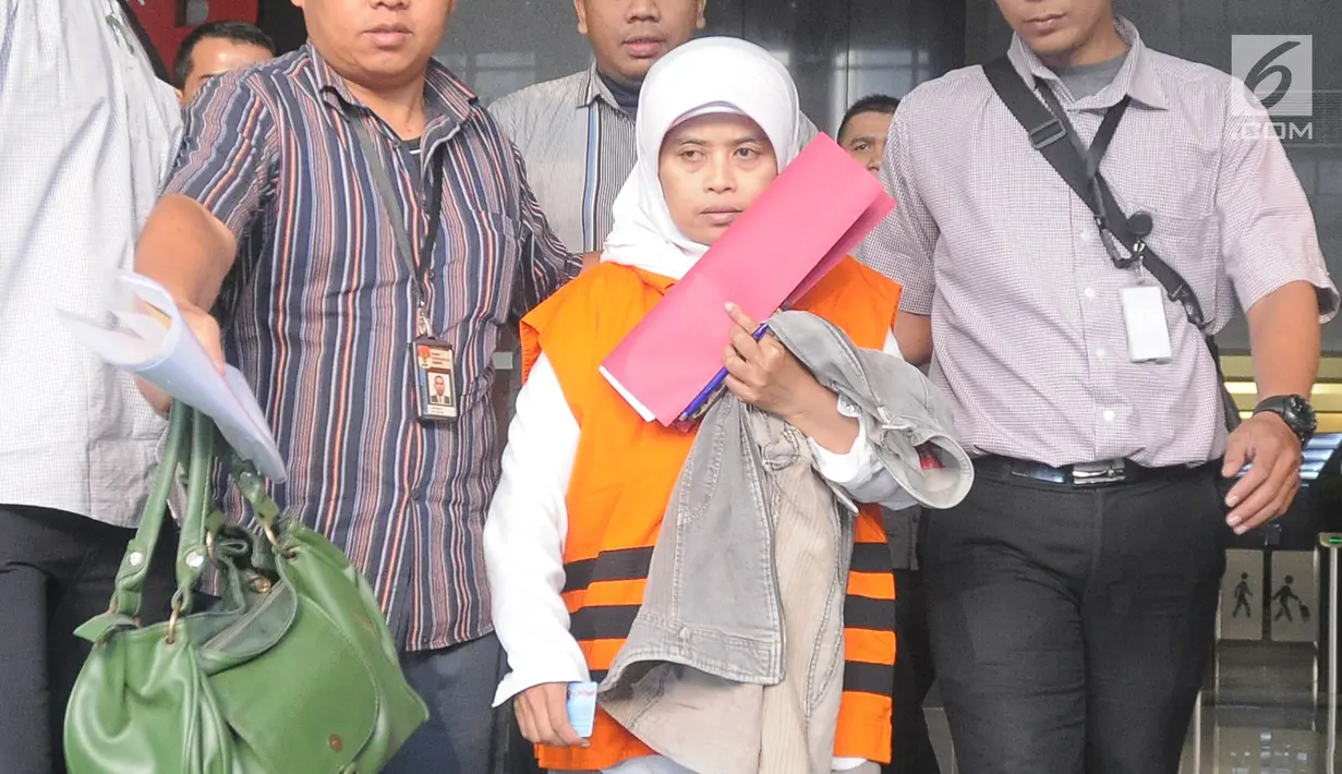 Anggota Komisi A DPRD Kebumen Dian Lestari menggunakan rompi tahanan usai pemeriksaan di Gedung KPK, Jakarta, Selasa (13/2). KPK resmi menahan Dian Lestari sebagai tersangka kasus dugaan suap. (Liputan6.com/Herman Zakharia)