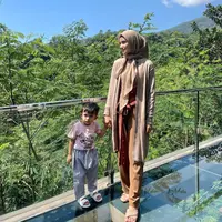 Sejak pisah dari suami, Nadya Mustika jadi ibu yang hebat untuk anak semata wayangnya. [Instagram.com/nadyamustikarahayu]