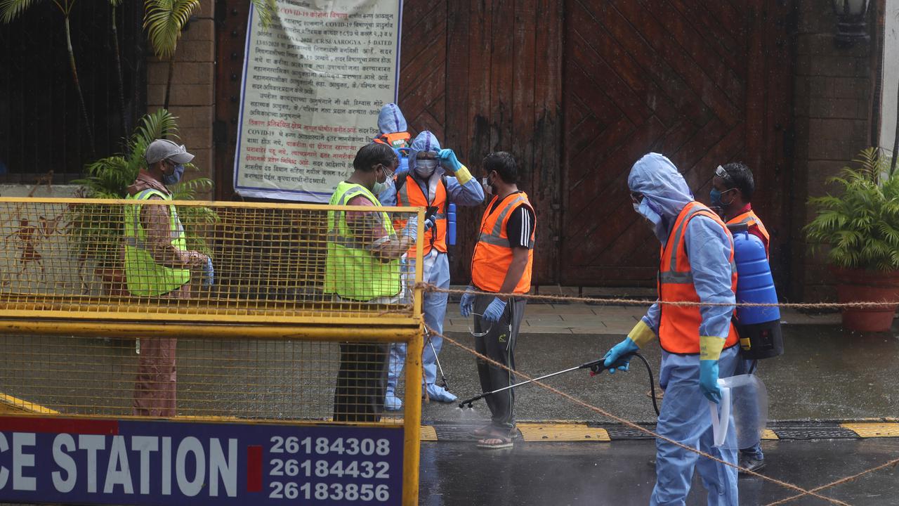 Amitabh Bachchan Positif COVID-19, Kediamannya Disemprot Disinfektan