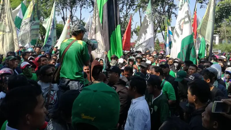 Ribuan bonek mendatangi kantor manajemen Persebaya Surabaya di Surabaya