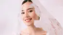 Beby Tsabina menyempurnakan penampilannya dengan gaya rambut yang digulung rendah ke belakang dan beberapa foto menampilkan dirinya juga mengenakan veil putih. [Foto: Instagram/bebytsabina]