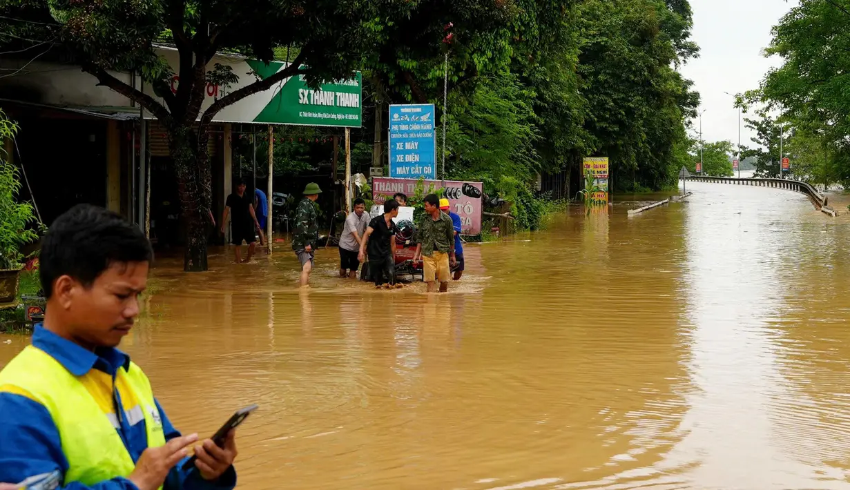 Saat itu, kecepatan angin hingga 102 kilometer per jam (63 mph) sebelum melemah saat bergerak ke daratan. (Foto oleh AFP)
