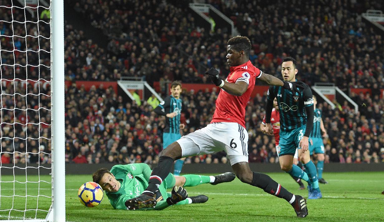 Aksi pemain Manchester United, Paul Pogba mencoba melewati adangan kiper Southampton pada lanjutan Premier League di Old Trafford, Manchester, (30/12/2017). MU hanya bermain imbang 0-0.  (AFP/Oli Scarff)