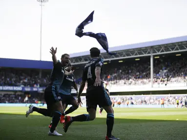Branislav Ivanovic selebrasi melemparkan Sebuah syal setelahnya Cesc Fabregas, kanan, mencetak gol saat QPR vs Chelsea di Loftus Road stadion, London, Minggu 12 April , 2015. (AP Photo / Matt Dunham)