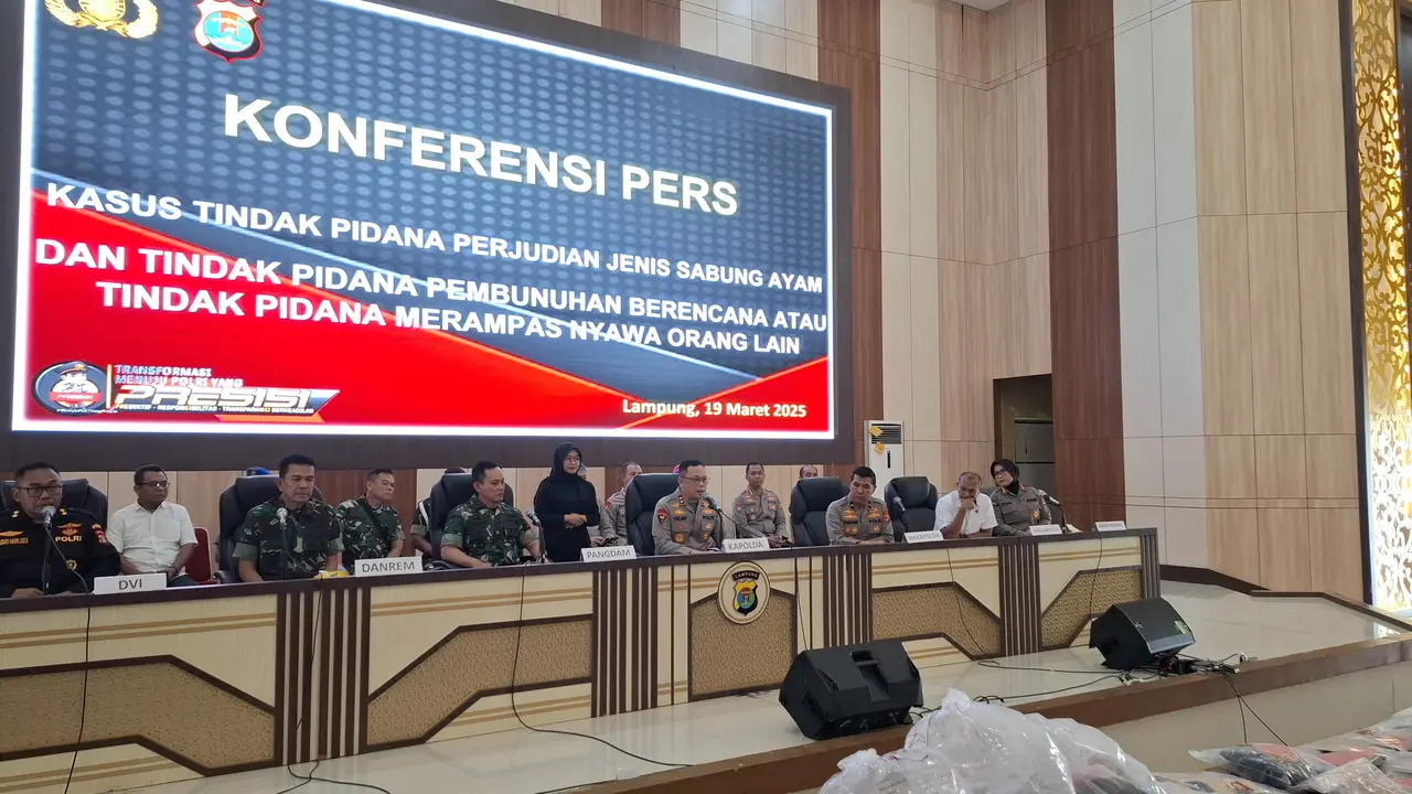 Panglima Kodam II/Sriwijaya, Mayjen TNI Ujang Darwis dan Kapolda Lampung, Irjen Pol Helmy Santika saat jumpa pers pengungkapan tragedi sabung ayam di mapolda setempat. Foto : (Liputan6.com/Ardi).