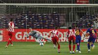 Pemain Atletico Madrid Saul mencetak gol ke gawang Barcelona pada pertandingan La Liga di Stadion Camp Nou, Barcelona, Spanyol, Selasa (30/6/2020). Barcelona bermain imbang 2-2 melawan Atletico Madrid. (AP Photo/Joan Monfort)