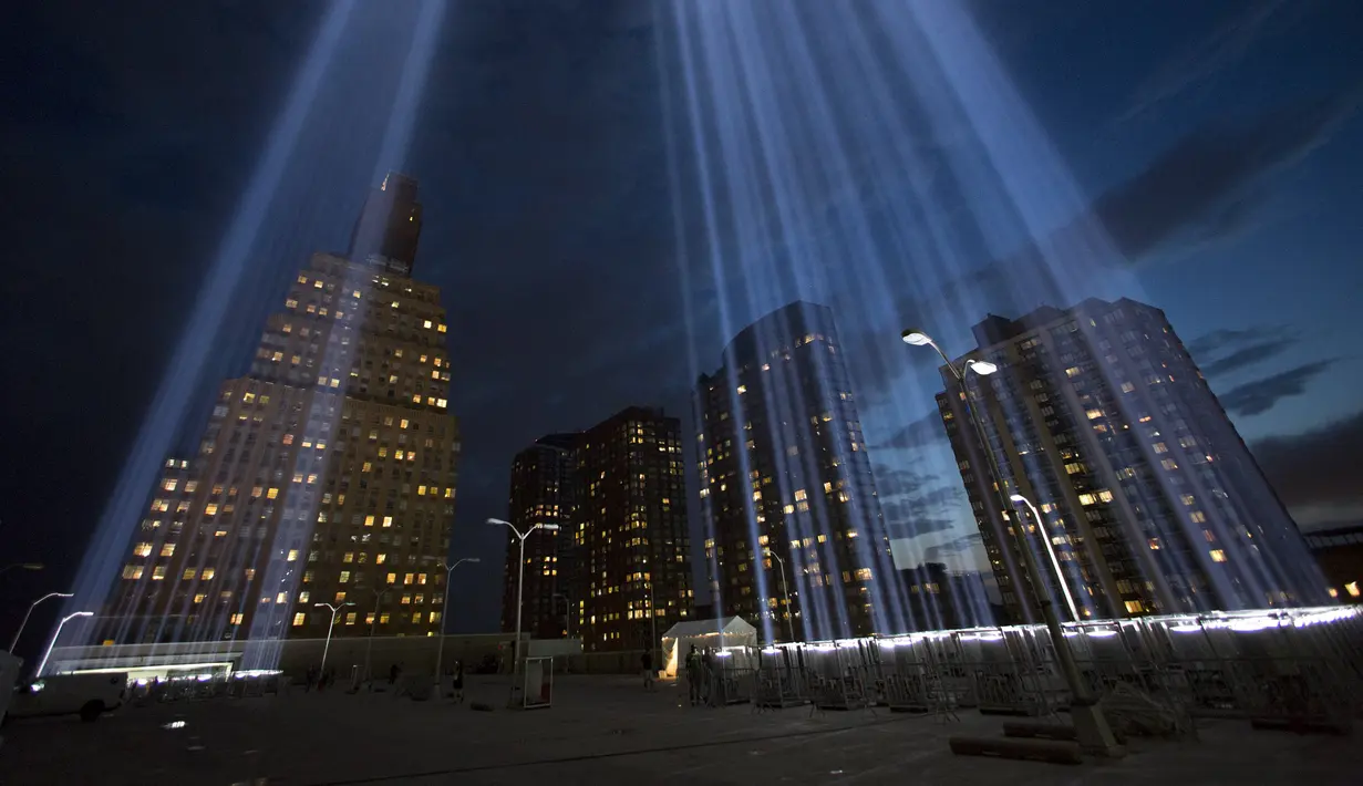 Lampu sorot di gedung World Trade Center (WTC) dipancarkan ke langit kota New York, AS, (9/9/2015). Acara dinamakan Tribute in Light diadakan selama dua hari memperingati 14 tahun tragedi terorisme 11 September di Amerika Serikat. (REUTERS/Andrew Kelly)