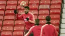 Striker Barcelona, Luis Suarez, menyundul bola saat sesi latihan jelang laga Liga Champions di Manchester, Selasa (9/4). Manchester United akan berhadapan dengan Barcelona. (AP/Ian Hodgson)