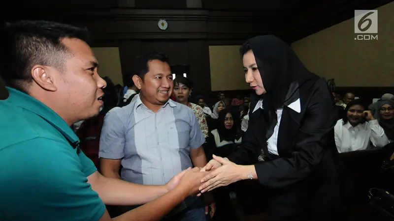 Jelang Sidang Dakwaan, Rita Widyasari Temui Kerabat dan Berswafoto