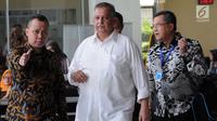 Direktur Utama PT PLN Sofyan Basir saat akan keluar untuk menunaikan salat Jumat di gedung KPK, Jakarta, Jumat (20/7). Sofyan Basir memenuhi panggilan KPK untuk diperiksa sebagai saksi kasus dugaan korupsi proyek PLTU di Riau. (Merdeka.com/Dwi Narwoko)