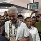 Ratusan masyarakat berkumpul di Bandar Udara Internasional Sultan Aji Muhammad Sulaiman Sepinggan, Kota Balikpapan, Provinsi Kalimantan Timur, pada Selasa (5/12/2023) menyambut capres Ganjar Pranowo. (Liputan6.com/Ady Anugrahadi)