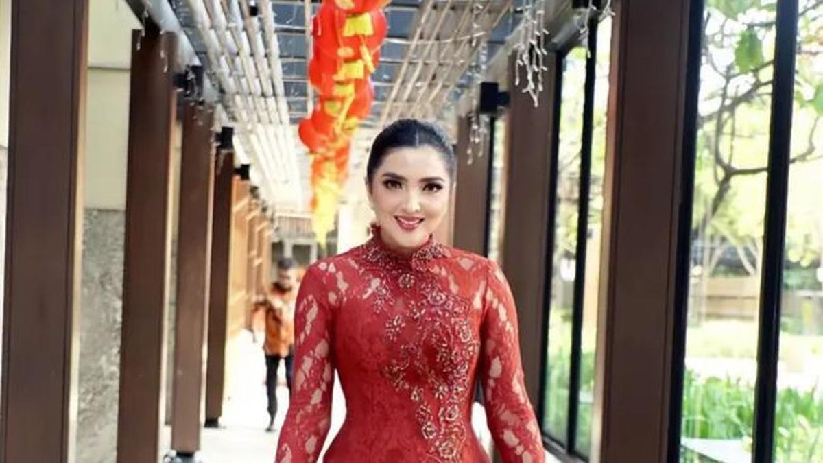 7 Detail Makeup Ashanty di Kondangan yang Selalu Curi Perhatian, Glowing Abis Bak Boneka Hidup