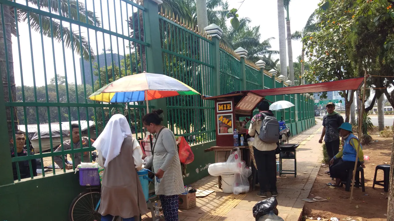 Unjuk rasa yang terjadi di Gedung DPR/MPR menjadi berkah sendiri bagi para pedagang.