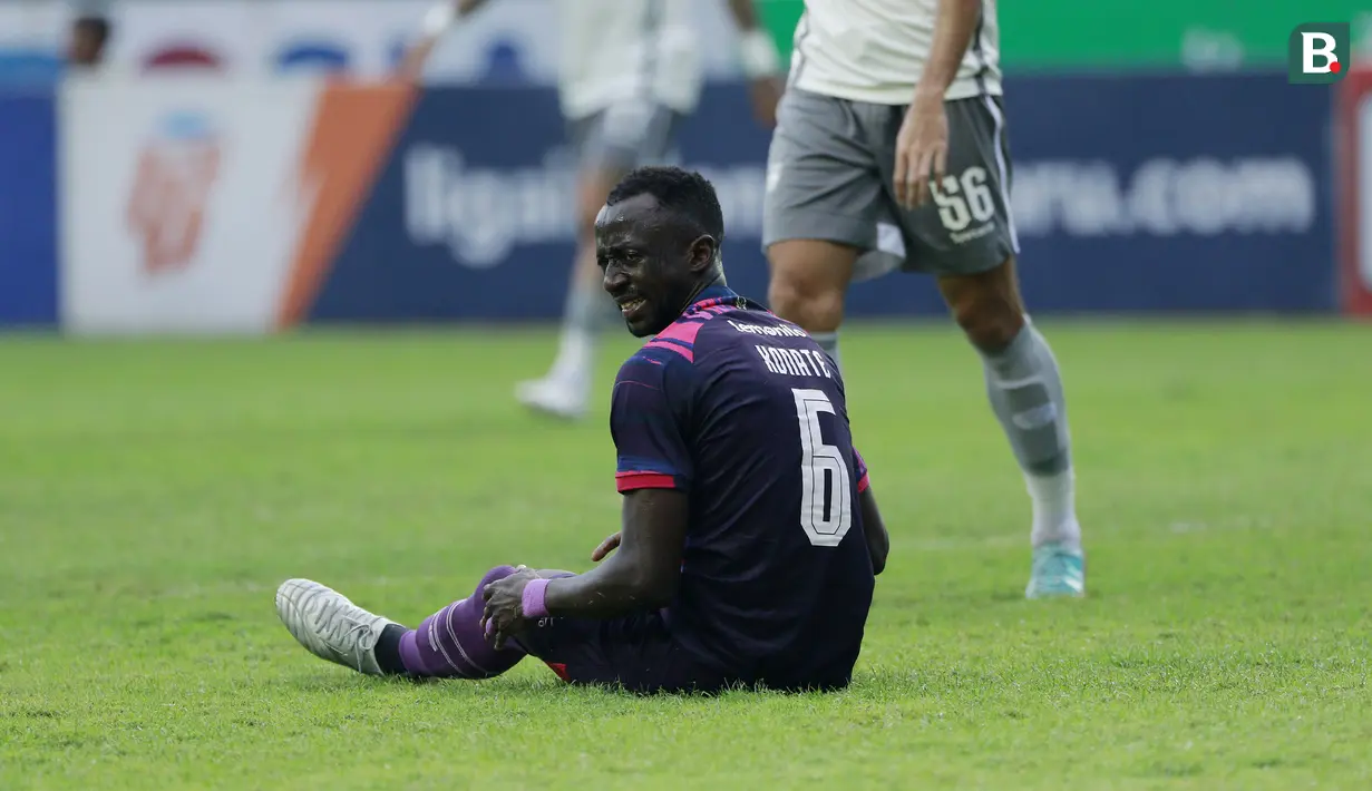 <p>Pemain RANS Nusantara FC, Makan Konate terduduk lesu setelah gagal mencetak gol ke gawang Persib Bandung pada laga pekan ke-25 BRI Liga 1 2022/2023 di Stadion Pakansari, Bogor, Minggu (19/2/20023). (Bola.com/M Iqbal Ichsan)</p>