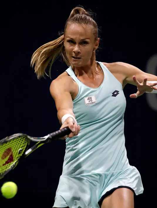 Petenis asal Slowakia, Magdalena Rybarikova mengembalikan bola tembakan  Kristyna Pliskova dari Republik Ceko saat bertanding di turnamen tenis AS Terbuka 2017 di New York (30/8). (AP Photo / Julio Cortez)