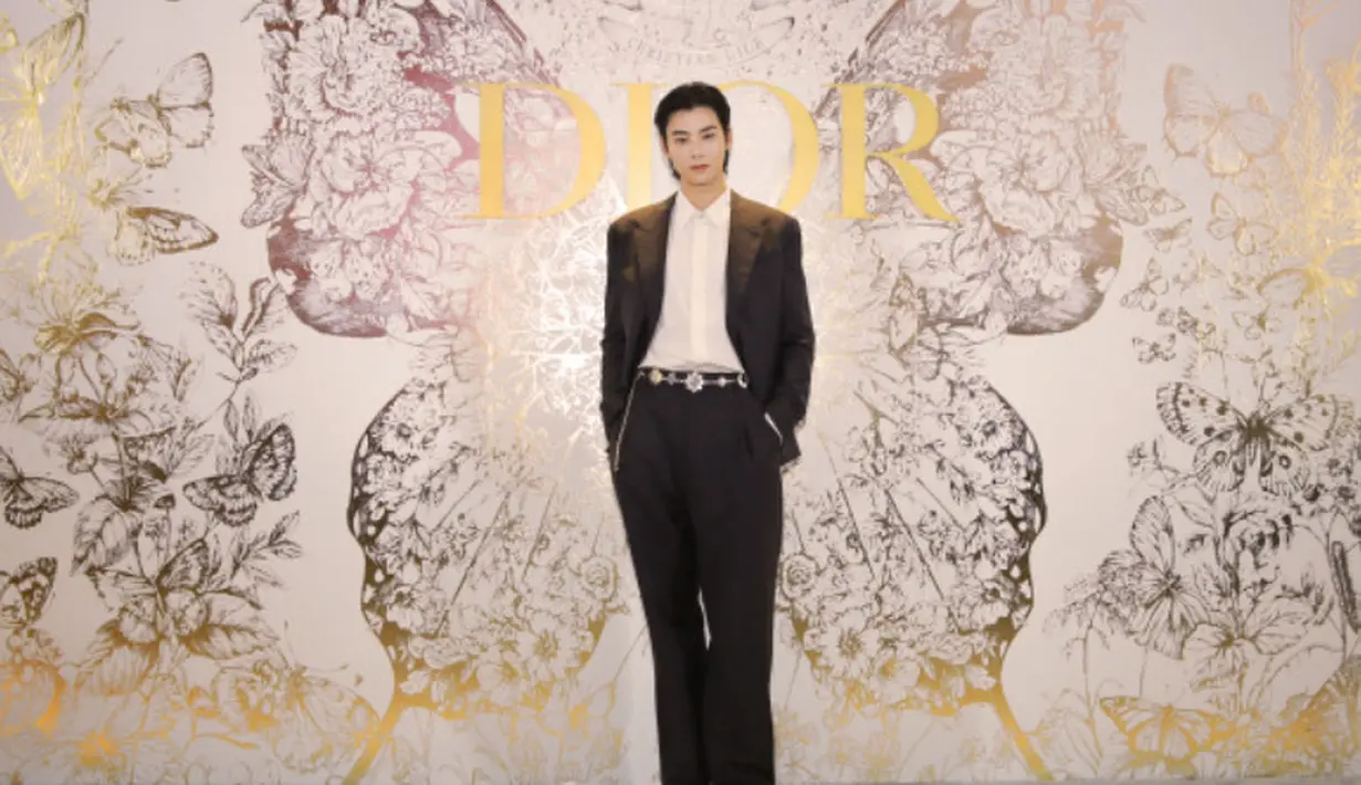 Tak jauh berbeda, saat acara berlangsung Cha Eunwoo mengenakan pakain serba hitam dari blazer, celana, dan sepatunya.  [Dior]