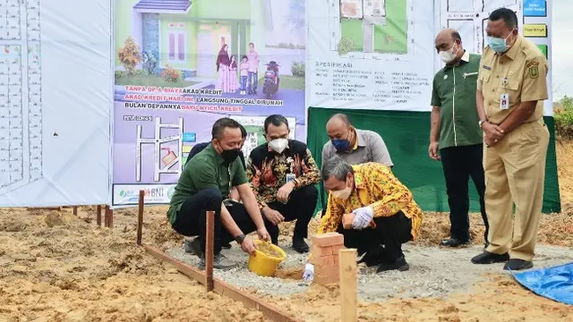 Ketua Gapki Riau Jatmiko Santosa (kanan) bersama Gubernur Riau saat peletakan batu pertama rumah pekerja sawit.