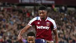 Pemain Manchester City Raheem Sterling (depan) memperebutkan bola dengan pemain West Ham United Ben Johnson pada pertandingan Piala Liga Inggris di London Stadium, London, Inggris, 27 Oktober 2021. Manchester City kalah lewat adu penalti. (AP Photo/Ian Walton)