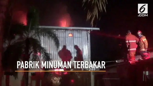 VIDEO: Pabrik Minuman Terbakar, Petugas Damkar Pingsan