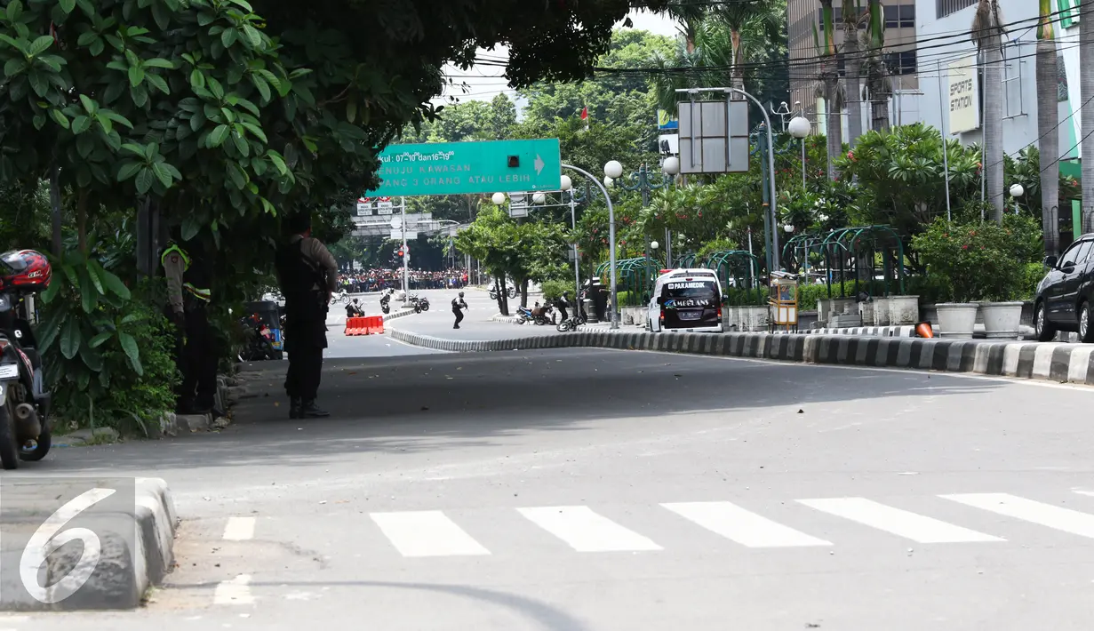 Personil kepolisian berjaga di sekitar lokasi pengeboman, Jakarta, Kamis, (14/1/2016). Beberapa ledakan dan suara senjata api terjadi di pusat ibukota Indonesia, Polisi mencurigai seorang melakukan aksi bom bunuh diri. (Liputan6.com/Yudha Gunawan)
