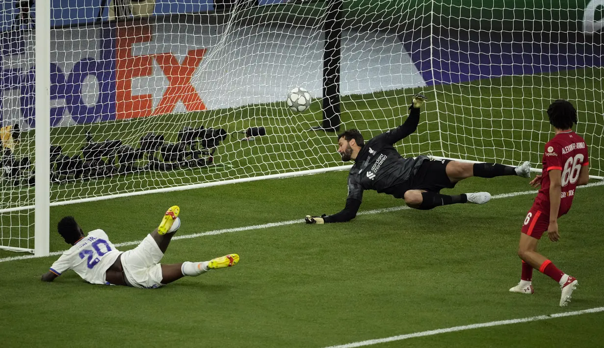 Pemain Real Madrid Vinicius Junior (kiri) mencetak gol pembuka timnya pada pertandingan sepak bola final Liga Champions antara Liverpool dan Real Madrid di Stade de France, Saint Denis, Prancis, 28 Mei 2022. Real Madrid mengalahkan Liverpool 1-0. (AP Photo/Christophe Ena)