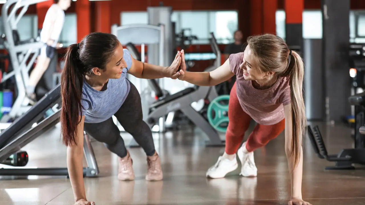 wanita berolahraga di gym