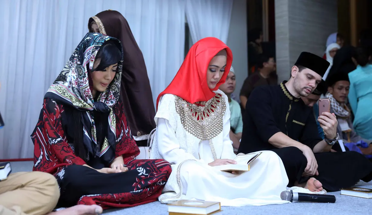 Terlihat ibunda Jupe serta adiknya mengikuti pengajian mengirim doa secara khusu. Raut muka kesedihan masih begitu terlihat dari mama dan adik-adik (Nia Anggia -Della Wulan) Jupe. (Nurwahyunan/Bintang.com)