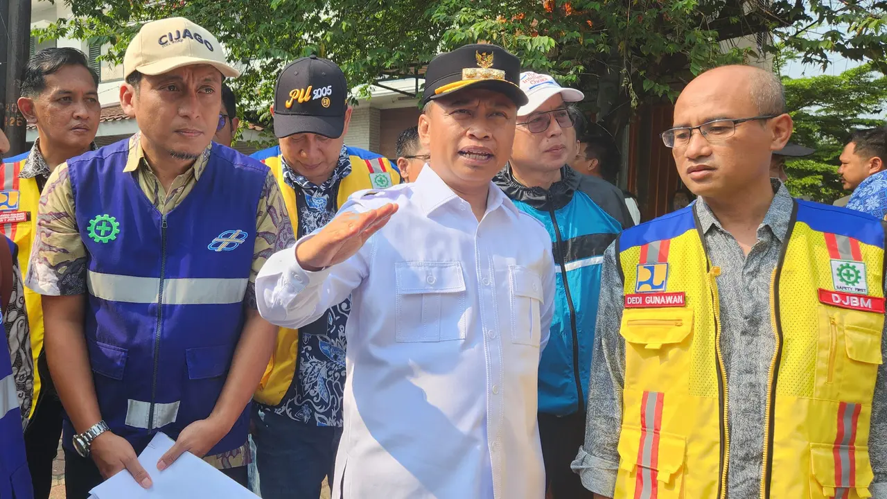 Wali Kota Depok, Supian Suri bersama perwakilan Kementerian PUPR meninjau rencana pembangunan flyover di Jalan Raya Juanda, Depok.