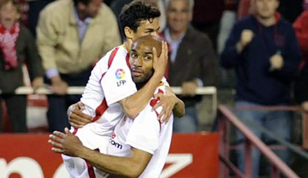 Sevilla&#039;s Frederic Kanoute celebrates with Jesus Navas after scoring against Valladolid during their Spanish league match at Sanchez Pizjuan stadium in Sevilla, on March 21, 2009. AFP PHOTO/CRISTINA QUICLER