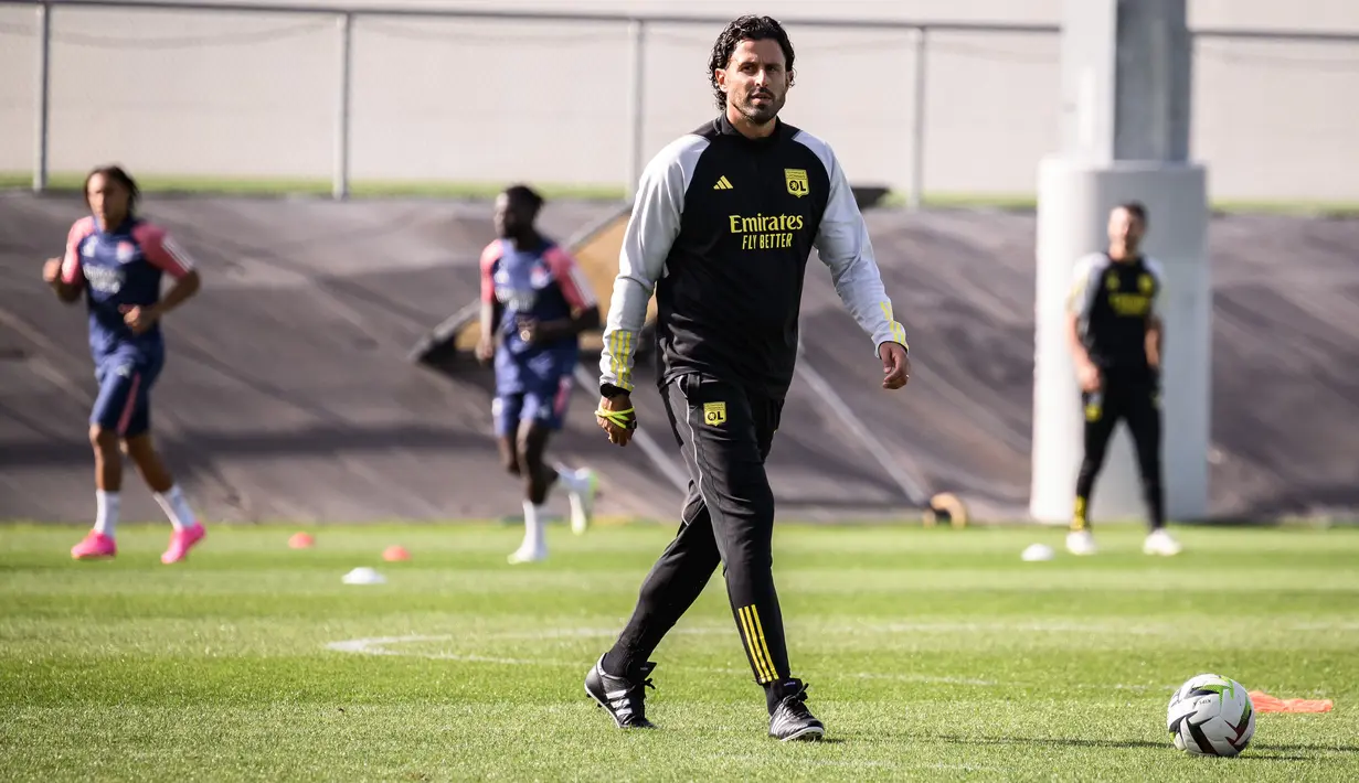Lyon resmi menunjuk Fabio Grosso untuk menggantikan tugas Laurent Blanc di kursi pelatih. (JEFF PACHOUD / AFP)