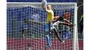 Kiper SSC Napoli,  Pepe Reina  mengamankan bola dari kejaran pemain AS Roma, Antonio Rudiger pada lanjutan Serie A Italia, (25/4/2016). (REUTERS/Max Rossi)