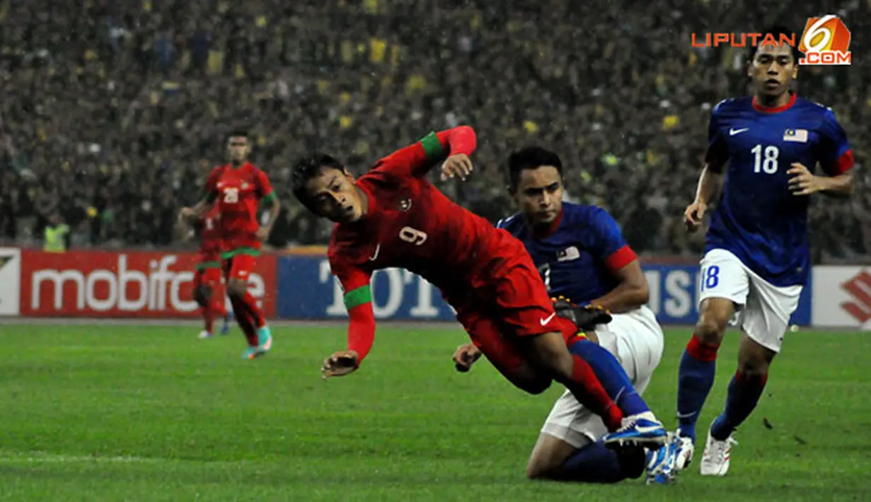 Pemain Timnas Indonesia, Samsul Arif diganjal Pemain Malaysia,Mohamad Aidil dalam Laga Piala AFF Suzuki 2012 antara Malaysia vs Indonesia di Stadion Bukit Jalil, Kuala Lumpur, Malaysia. pertandingan berakhir dengan skor 2-0 untuk Malaysia.
