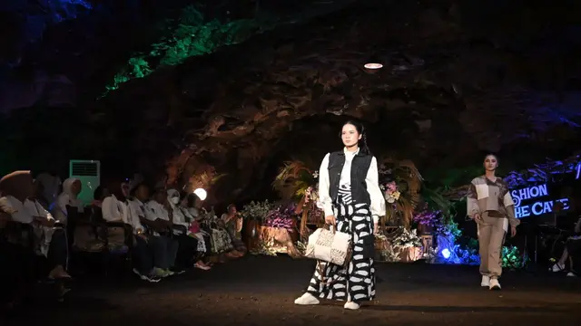 Gelaran fashion show di dalam Goa Lawa Purbalingga. (Foto: Liputan6.com/Pemkab Purbalingga)