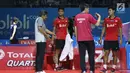 Ganda putra Indonesia, Ricky Karandasuwardi/Angga Pratama menyimak arahan pelatih saat melawan He Jiting/Tan Qiang (China) pada 32 besar Indonesia Open 2018 di Istora GBK, Jakarta, Rabu (4/7). Ricky/Angga unggul. (Liputan6.com/Helmi Fithriansyah)