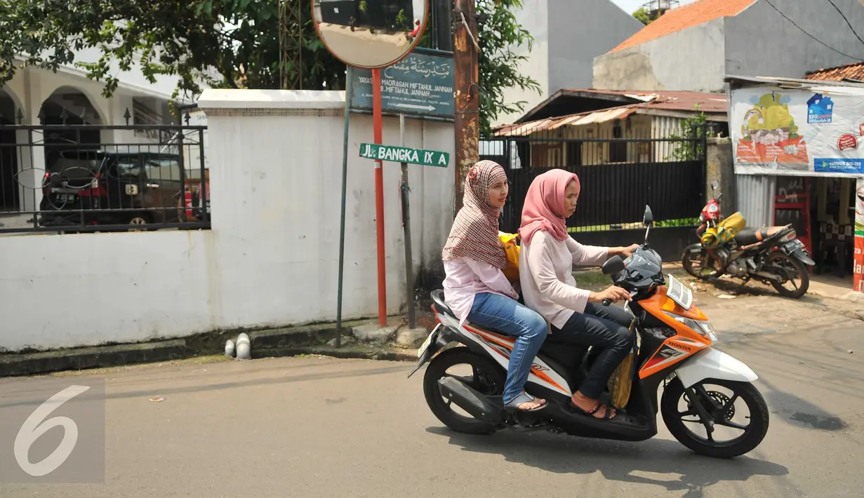 Menurut warga, Jalan Bangka menjadi tempat yang sering dilewati Ayah Marshanda, Irwan Yusuf, Jakarta Selatan, Selasa (29/3). Ayah Marshanda ditangkap Dinsos DKI karena diduga berprofesi sebagai pengemis (Liputan6.com/ Gempur M Surya)