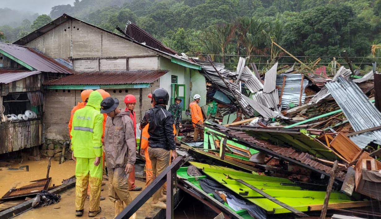 Tim penyelamat sedang memeriksa kerusakan dan mencari korban setelah tanah longsor di Natuna, Kepulauan Riau (Kepri) dalam foto selebaran yang diambil dan dirilis pada 7 Maret 2023 oleh kantor Kementerian Komunikasi dan Informatika Natuna. Sebelumnya, kejadian tanah longsor terjadi di Desa Serasan, Kabupaten Natuna, Kepulauan Riau, pada Senin (6/3/2023) sekitar pukul 13.10 WIB. (HO / Natuna ministry of communication / AFP)