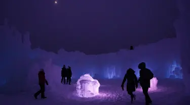 Sejumlah pengunjung melakukan tur di Kastil Es di Excelsior, Minnesota (18/1). Kastil es ini dibangun menggunakan ratusan ribu es oleh seniman es profesional.  (Anthony Souffle/Star Tribune via AP)