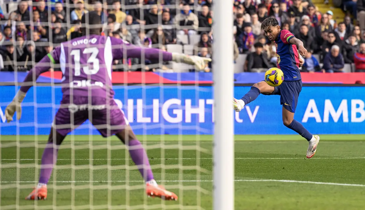 Pemain Barcelona, Lamine Yamal mengontrol bola dalam laga lanjutan Liga Spanyol 2024/2025 melawan Deportivo Alaves di Estadi Olimpic Lluis Companys, Barcelona, Spanyol, Minggu (02/02/2025) waktu setempat. (AFP/Josep Lago)